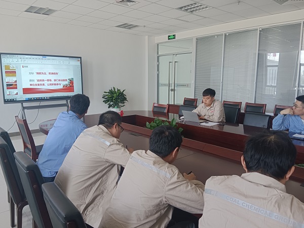 1720143205928318.jpeg 7月4日上午,水汽車間安全員賀文對(duì)運(yùn)行一班全體人員進(jìn)行了消防安全培訓(xùn)與典型事故案例分析的專題培訓(xùn)。.jpg