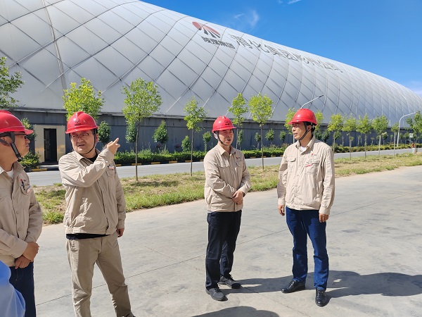 1720143352624701.jpeg 2024年7月4日下午,公司黨委副書記、董事、總經理趙強深入乙二醇生產現場檢查裝置運行情況-2.jpg