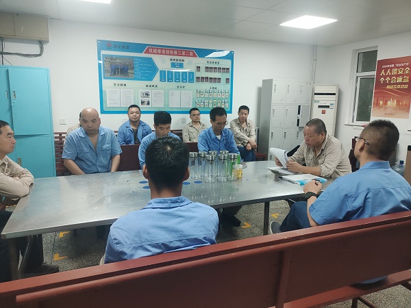 1720575708590565.jpeg 班組成員在學習五懂五會五能理論知識.jpg