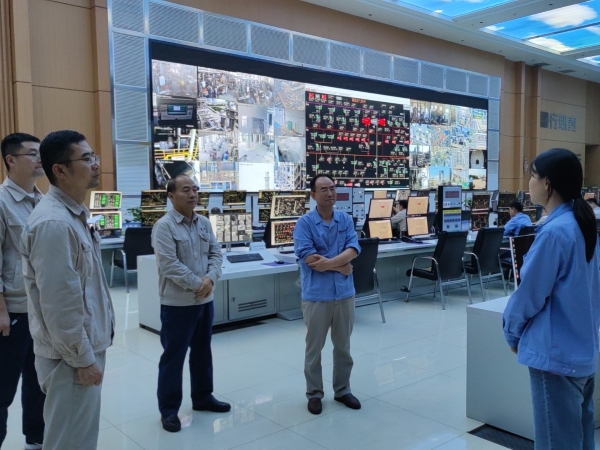 1720741047976345.jpeg 7月11日,公司領導對水汽車間操作工進行提問.jpg