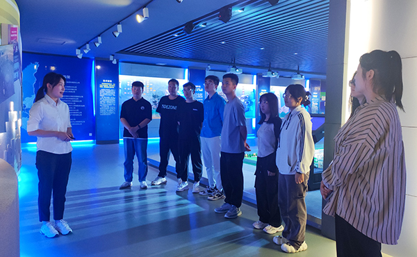 1721122809842814.jpeg 新職工參觀公司展廳 600.jpg