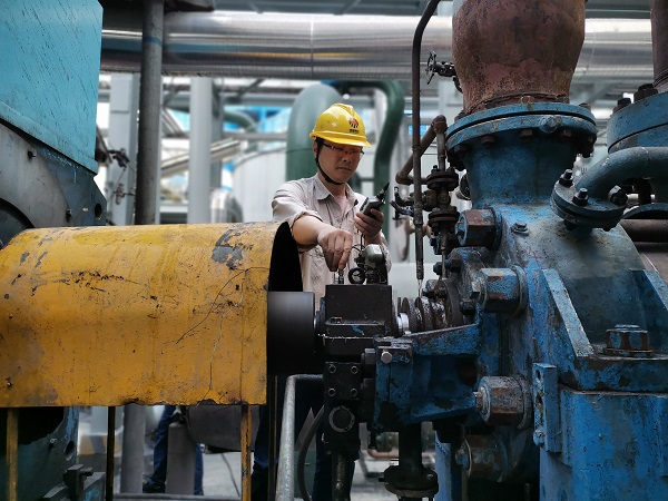 1721183008231988.jpeg 技術員王明科認真測量安裝后各項數據指標.jpg