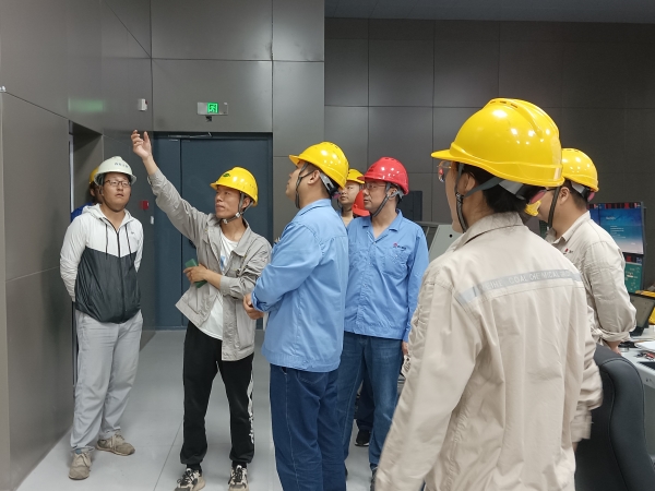 1721351892313619.jpeg 7月17日,計控電儀部副部長劉勇組織電氣儀表相關人員在醋酸甲酯中試項目現場進行素質提升工作實踐交流(3).jpg