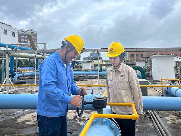 1721379804805408.jpeg 7.19當班人員在污水處理現(xiàn)場調(diào)整曝氣風量 600.jpg