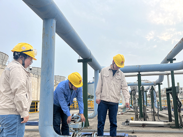 1721379824313934.jpeg 當班人員在現(xiàn)場調(diào)整污水處理SBR池的曝氣風量.jpg