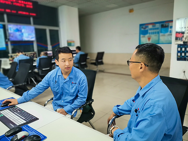 1721811305179664.jpeg 徐濤向青工張跟潮提問.jpg