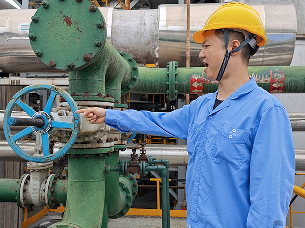 1722210945386527.jpeg 7月28日早九點合成車間氣化現場操作人員陳恒進行現場手指口述考試.jpg