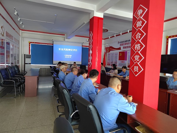 近日，計控電儀部舉行了“安全風險辨識評價”總結(jié)會，由部門領(lǐng)導(dǎo)、安全員、各班、段、站長、技術(shù)員組成的安全風險評價小組對部門管轄區(qū)域的安全風險進行了進一步的辨識評估和總結(jié)1.jpg