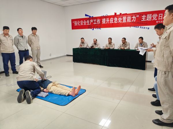 圖2 7月26日，張力演示心肺復蘇全過程。.jpg