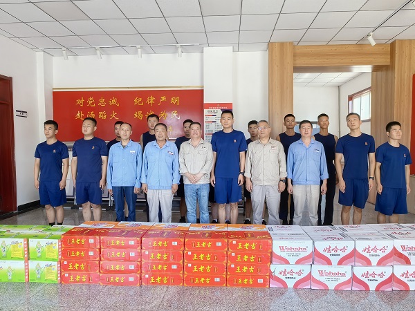 1722590900629527.jpeg 8.1日上午,行政保衛(wèi)部代表公司慰問渭南高新區(qū)消防救援大隊.jpg