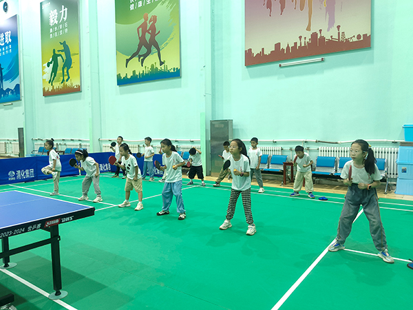 1723081102693094.jpeg 2024年8月1日,渭化集團乒乓球館,小學生學習乒乓球.jpg