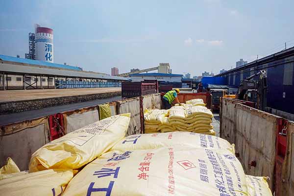 1723710799852055.jpeg 2024年8月運銷部正在裝硫磺1.jpg