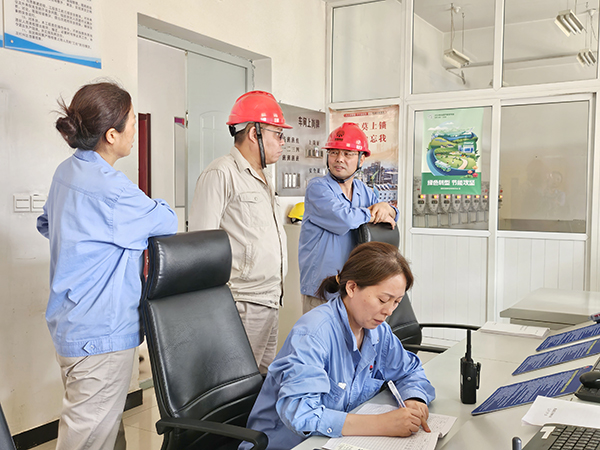 1723799063723256.jpeg 8月16日上午。馬總在191罐區(qū)控制室進行檢查.jpg