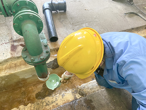 1724308084914118.jpeg 8月20日,脫鹽水崗位操作人員接水觀察床體反洗效果.jpg