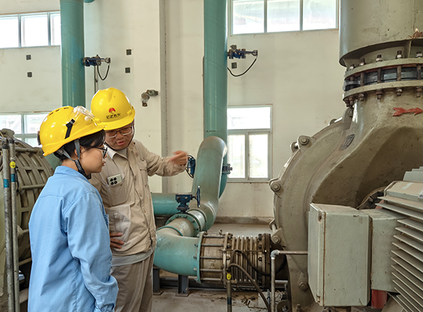 1724317403609342.jpeg 操作人員在裝置現(xiàn)場(chǎng)快問(wèn)快答.jpg