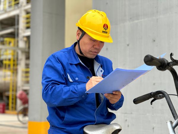 圖2 8月26日，安全員陳科武簽署作業(yè)票據(jù)。.jpg