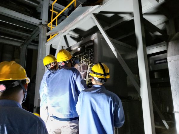 1724977823236781.jpeg 8月,計控電儀部員工在高溫天氣中消除設備隱患.jpg