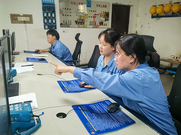 1725259306651605.jpeg 9月1日脫鹽水控制室馬文平給青工講解工藝操作.jpg