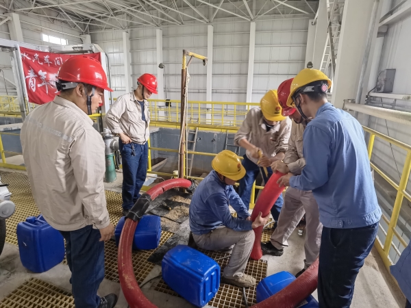 1726037087773192.jpeg 黨員先鋒隊現場更換石英砂.jpg