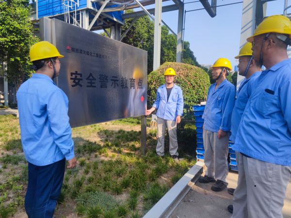 1726203478440835.jpeg 近日,計控電儀部部門領導和安全員組成專項督查小組對部門人員進行現場安全警示教育.jpg