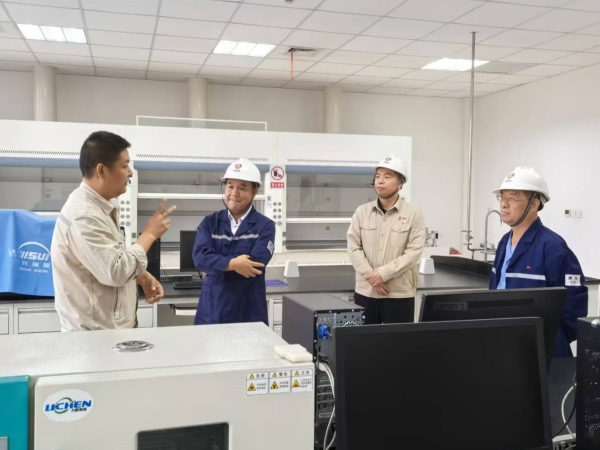 1726273209761681.jpeg 姚繼峰聽取工作人員匯報.jpg