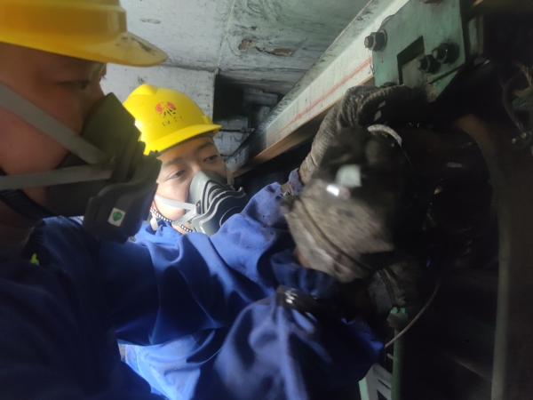 1727137113580411.jpeg 9月,檢修人員在煤底槽對皮帶電氣故障進行檢查處理.jpg