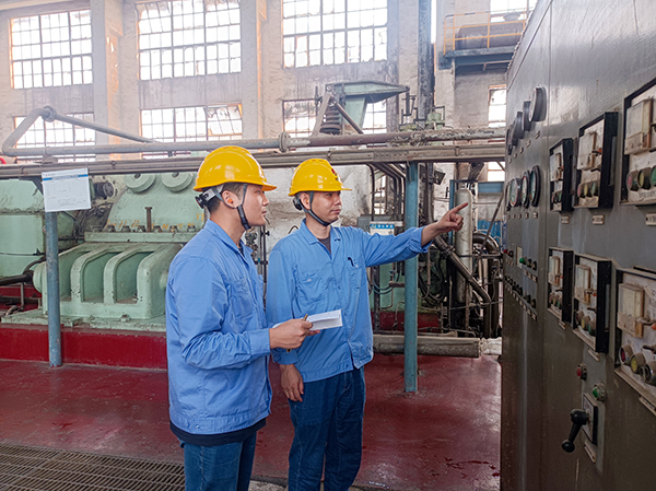 1727396394125226.jpeg 機組現場,老師傅正在向年輕員工傳授操作技藝.jpg