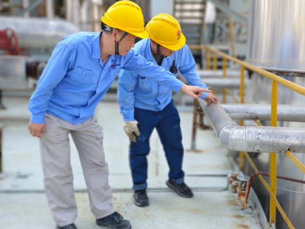 1727566072412186.jpeg 9月25日,車間技術員李廣志帶著現(xiàn)場人員排查壓力表.jpg