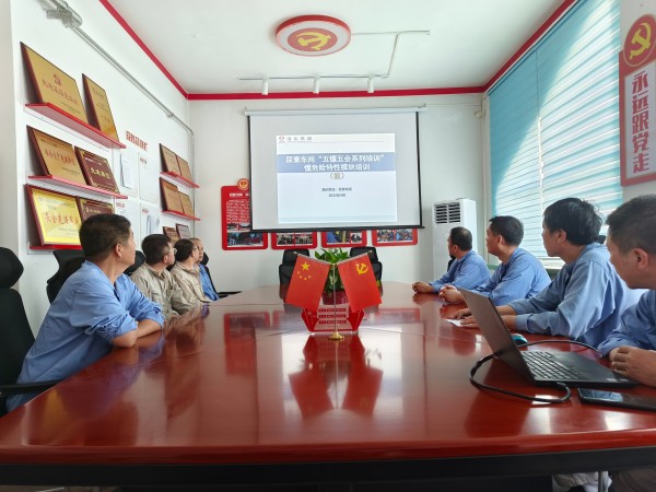 1727566081203806.jpeg 9月26日,技術員曾迎軍對班組進行懂會能日常培訓.jpg