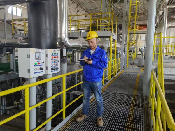 1727654860763713.jpeg 王華在生產現場檢查確認安全.jpg