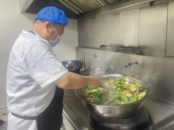 1727654887209144.jpeg 國慶后廚人員備菜4.jpg