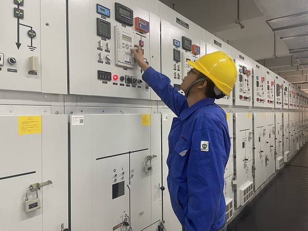 1727874118492919.jpeg 電儀分部工段長馮向陽在配電室內查看設備運行數據.jpg