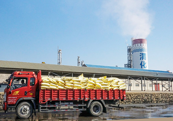 1727943409900576.jpeg 2024年國慶節(jié)運銷市場部裝好尿素的車輛出廠.jpg