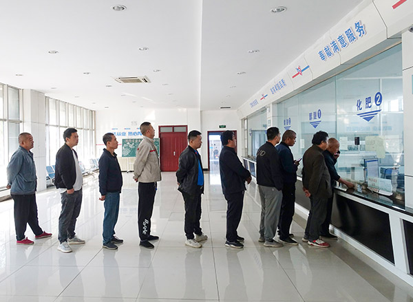 1727943422929414.jpeg 2024年國慶節(jié)運銷市場部尿素銷售排隊開票的人員.jpg