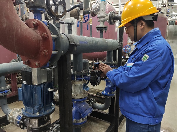 1729209157234757.jpeg 職工對設備排查隱患.jpg