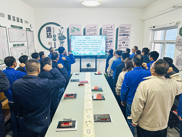 1729581000625287.jpeg 10月21日下午,物料車間黨支部開展了以“敲響廉潔警鐘、繃緊安全之弦、筑牢廉潔安全‘雙防線’”為主題的警示教育活動,--圖為職工進行安全承諾宣誓.jpg