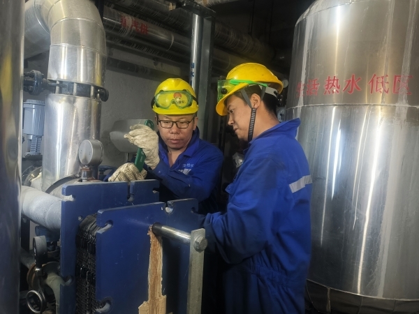 1729753979969358.jpeg 檢修人員在換熱站進行板式換熱器的回裝.jpg