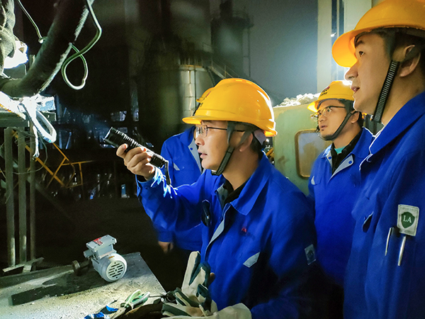 1730711756920745.jpeg 10月30日晚21時(shí)20分,工藝電氣人員現(xiàn)場共同檢查并協(xié)商故障處理辦法.jpg