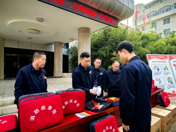 1730959445385178.jpeg 11.7公司領(lǐng)導(dǎo)講解消防應(yīng)急包.jpg