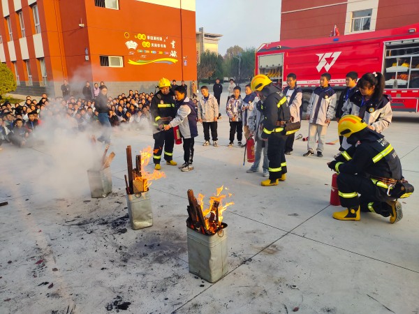 1731293463870852.jpeg 11月6日,彬州公司消防隊進學校宣傳消防知識.jpg