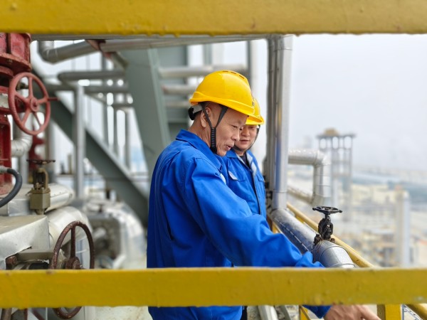 1731888071198691.jpeg 11月14日,尿素車間技術人員對現場防凍情況進行檢查.jpg