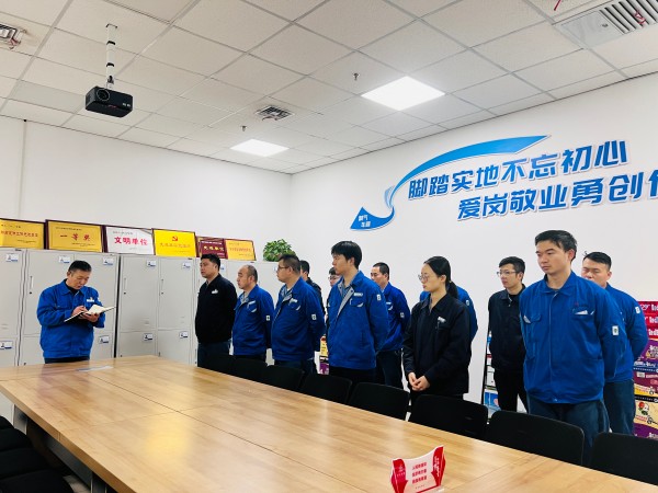 1731976039538072.jpeg 2024年11月15日,制氣車間化工一班早調會強調當班期間安全風險防控措施.jpg