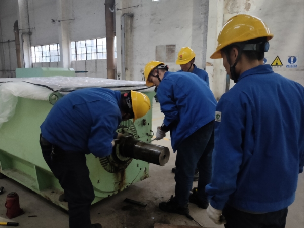 1732085138367725.jpeg 14日,計控電儀部檢修二班正在對循環水泵電機進行維修.jpg