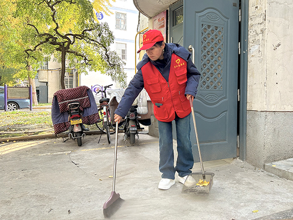 志愿者清掃樓道門口衛生.jpg