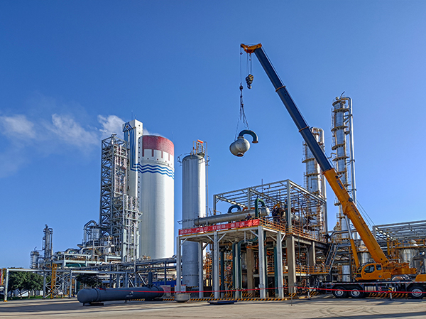 1732753447713267.jpeg 11月27日,吊裝設備對換熱器封頭進行吊裝 副圖.jpg