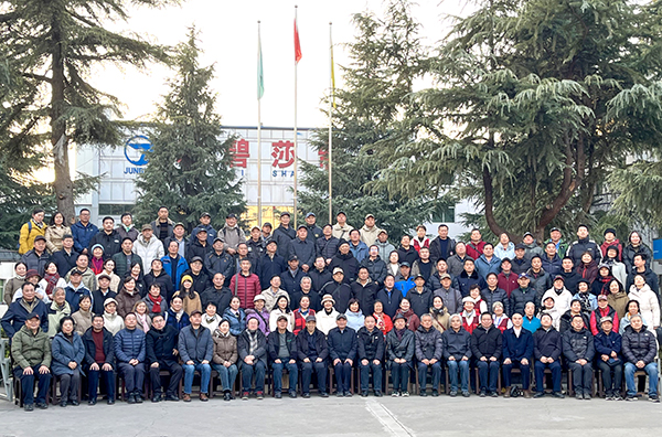 1734656979580189.jpeg 12月15日西咸新區,李樹峰攝影講座后所有會員大合影.jpg