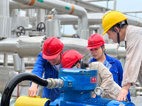 1736145296389258.jpeg 2024年,彬州公司生產部主任何亞紅、乙二醇車間主任楊磊認真檢查機泵.jpg