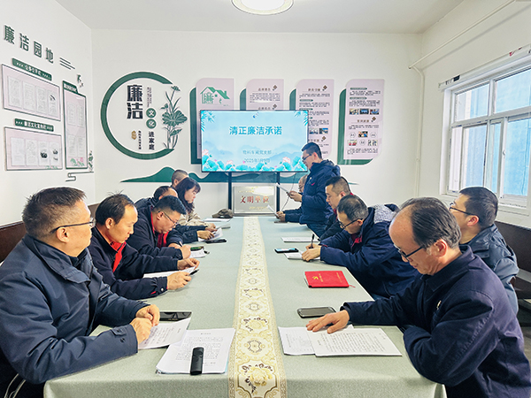 1736482010848453.jpeg 1月9日下午,物料車間黨支部組織黨員領(lǐng)導(dǎo)干部及重點崗位人員開展了新年“第一課”活動。--圖為重點崗位人員趙宇進行清正廉潔承諾.jpg