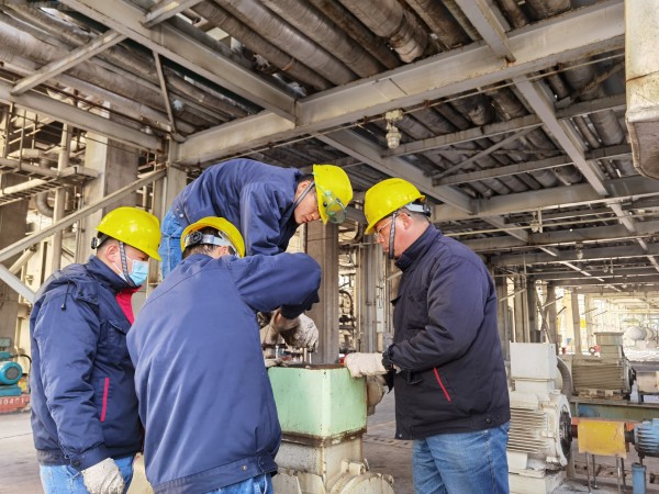 1736725214812801.jpeg 2025年1月,檢修人員正在拆除舊電機(jī),更換節(jié)能電機(jī).jpg