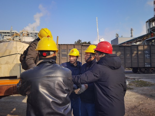 1736725234371943.jpeg 2025年1月1日,計(jì)控電儀部對三期原料卸車機(jī)滑線進(jìn)行升級更換.jpg